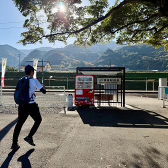 讃岐財田駅

膝裏の痛みから失速して箸蔵駅まで汽車に乗ろうと思ったら
１日５本くらいしか通ってなくて無理ー😭