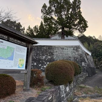 草堂寺の横の道を抜けます。
すると、急な登りの登山道の始まりです。