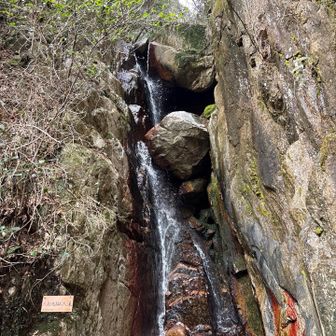 六甲山・長峰山・摩耶山 着きました。
凄いです〜。
2個転げ損なった岩が🪨挟まってます。
チョークストーンというらしい