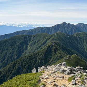 遠くに見える尾根は、海の日に登った空木に続く池山尾根かな
長かったな〜🥺

手前の檜尾尾根にかわいらしい小屋が見える🛖