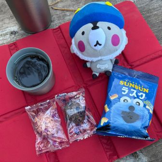 山頂で休憩♪
息子のディズニー土産と、娘が大好きなスンスンのラスク☕️
