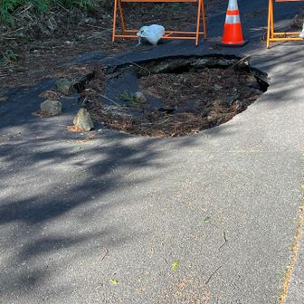 通行止め　道路が陥没してました。😰