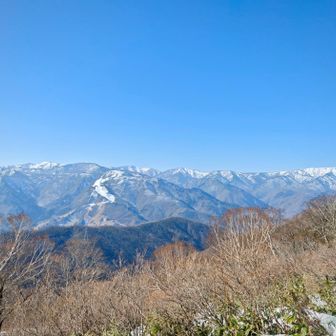 白砂山、佐武流山、苗場山を眺めながら下山。

今日はチェンスパだけで十分だったけれど、次はガッツリ アイゼンを付けて、もっと雪山を楽しみたい！ 😆
