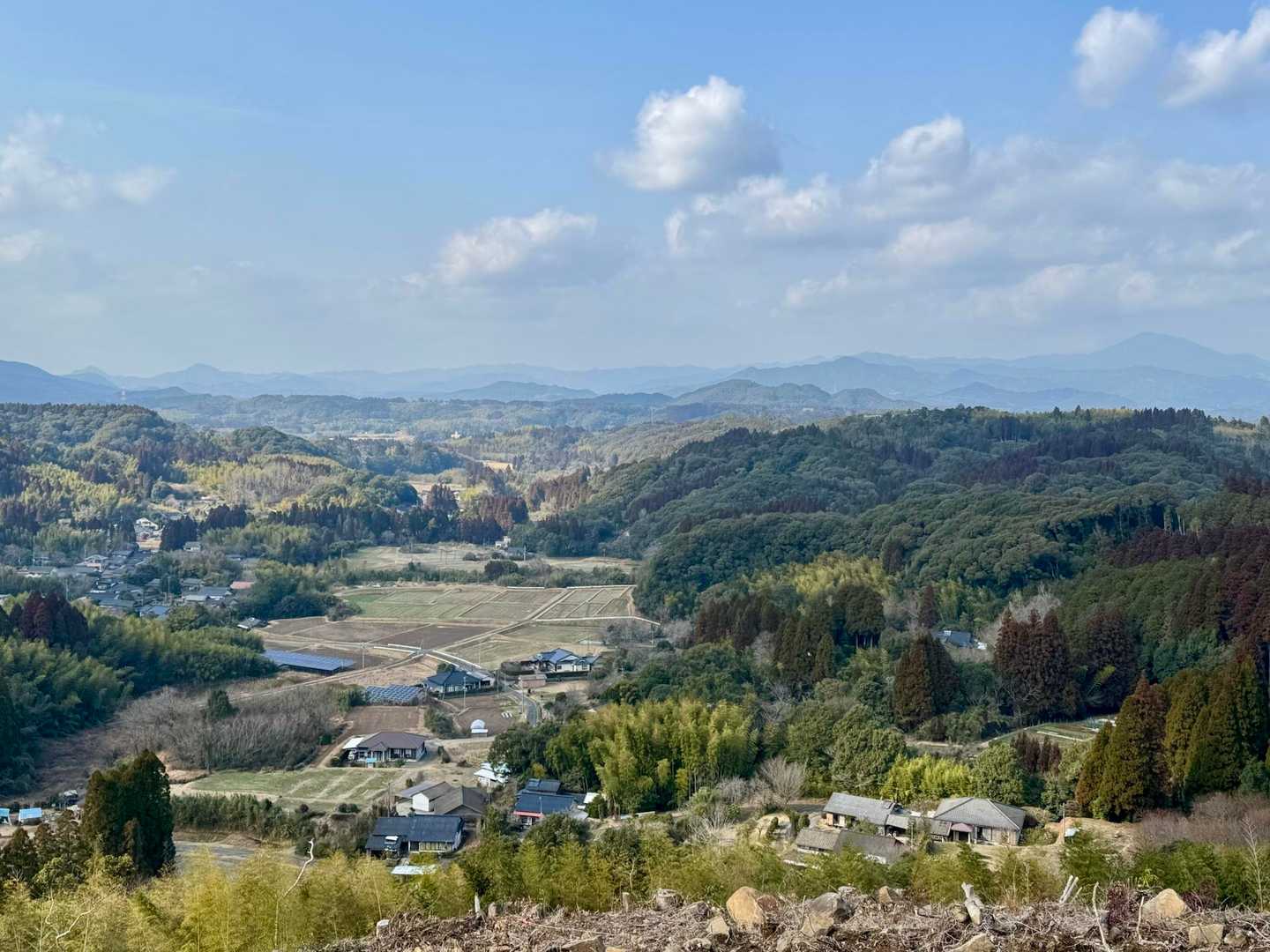 右奥にうっすら紫尾山