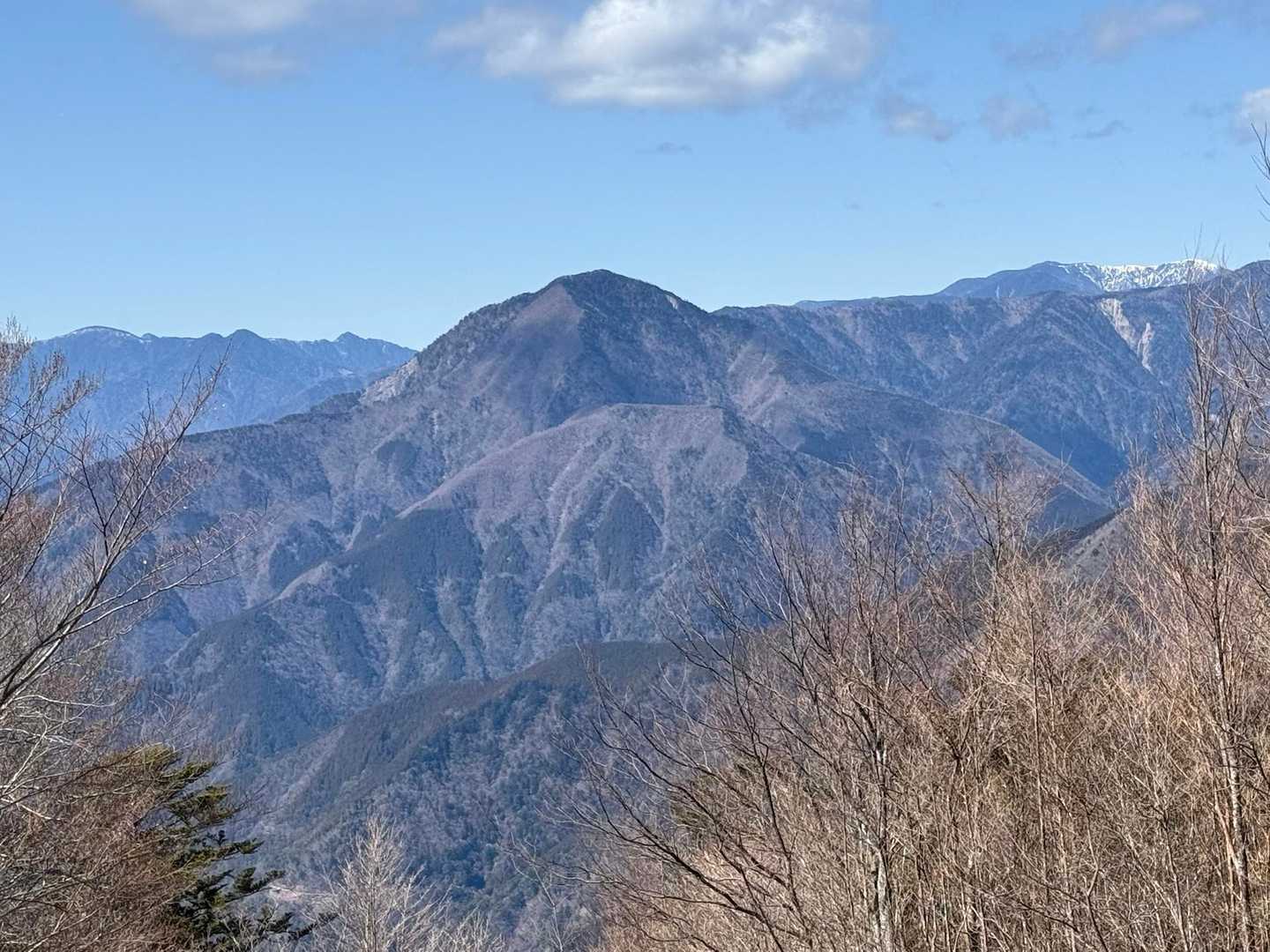 山頂奧の反射板からの朝日岳