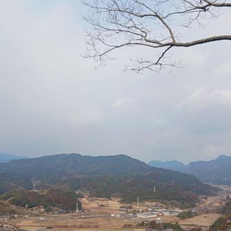 山頂から
左に御許山？右に津波戸と華岳かな😊
手前の稜線は何山だろう？
未踏の上平と笹尾の三角点ピークかな〜？😉