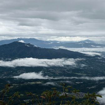 子持山と至仏山の方✨