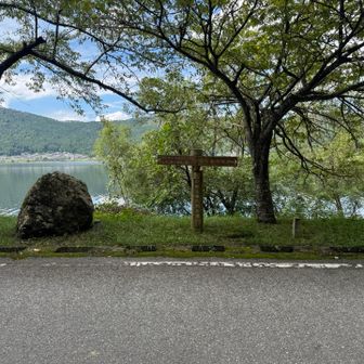 湖畔を歩く