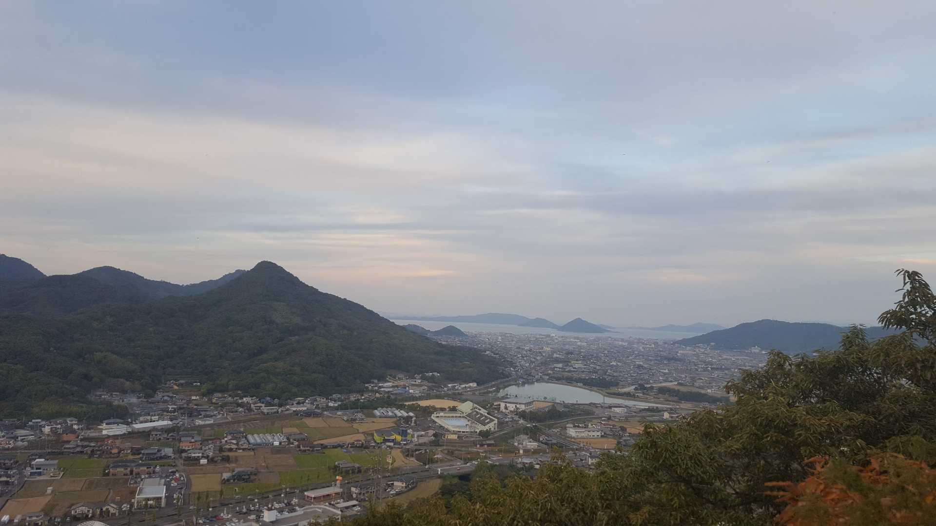 北側に開けた岩場
300度ぐらい見渡せる。
瀬戸内海も見える。