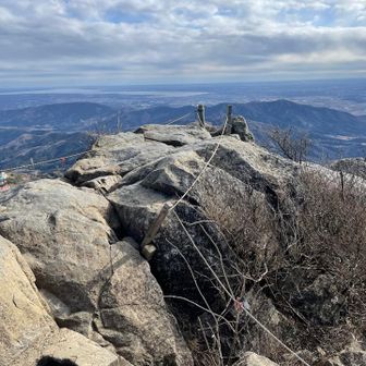 女体山の先端。岩肌ゴツゴツしててカッコいいけど強風だと怖い