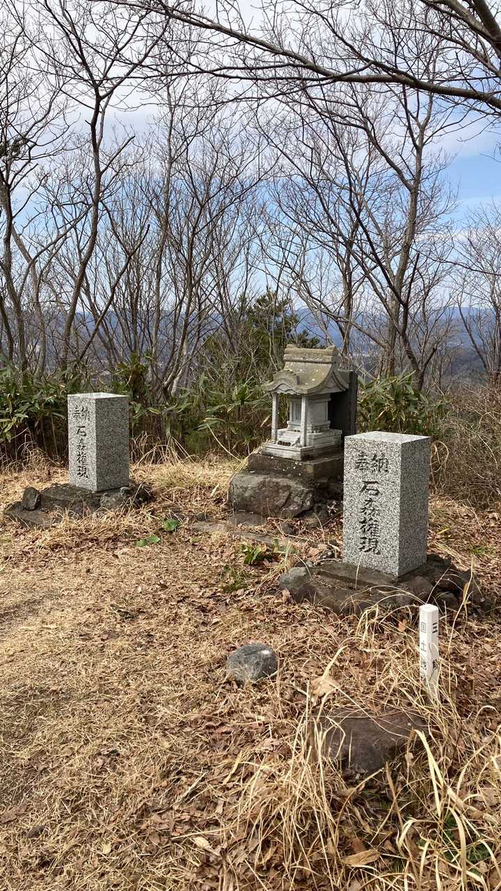石森山の山頂⛰
石森権現と二等三角点(点名：磐城山、224.40m)