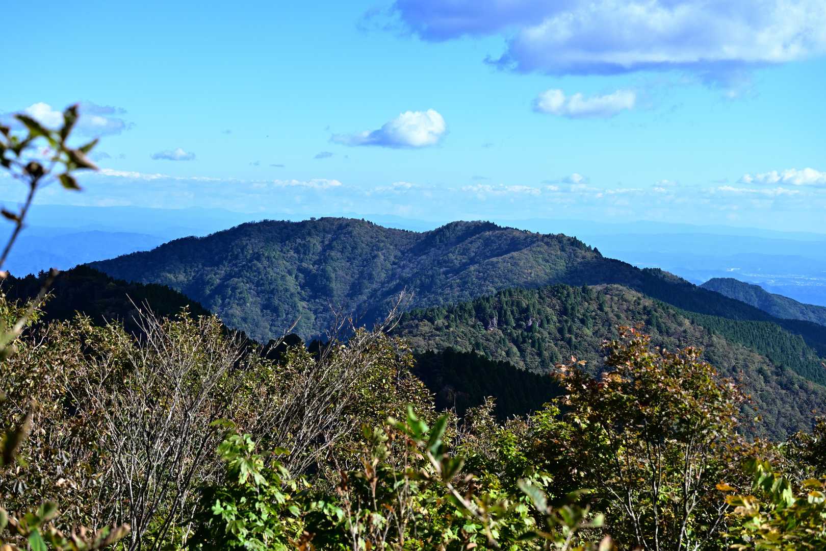 下山途中での眺望。御坂峠方向。瓢ヶ岳1163m (3▲)。高賀山を見つけると大体セットで近くに見つかるお山。