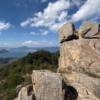 遠景と岩のバランスが良い景色👍