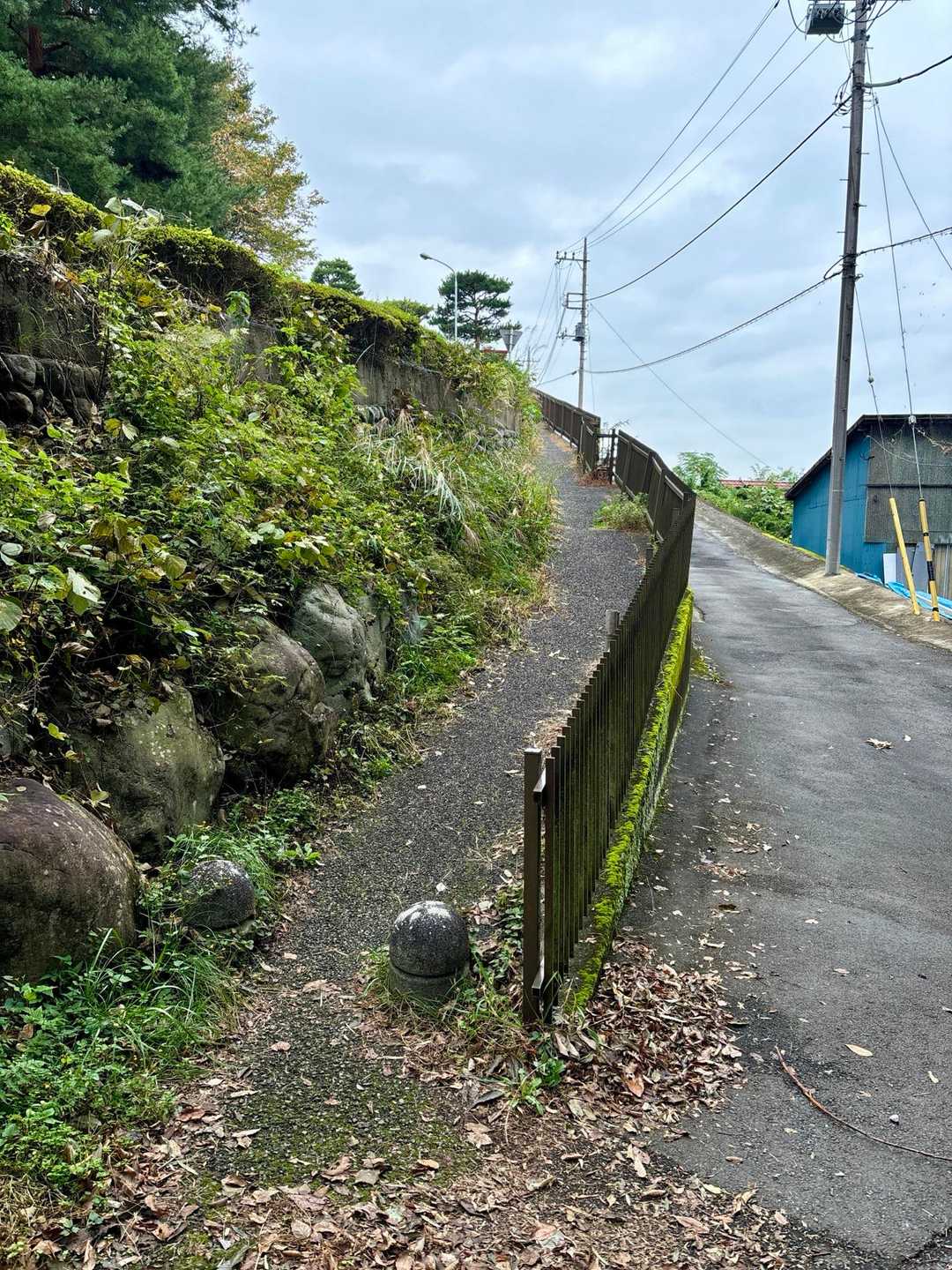 左へ