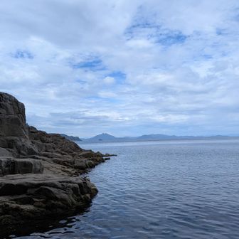 小門を歩いてくぐって
日本海（若狭湾）へ出てみました

湾内は穏やかでした

中央に青葉山が見えます