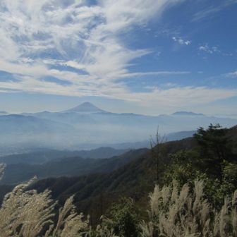 右に大沢ノ頭、手前の幕岩に登れば南アルプス・八ケ岳・金峰山…などの絶景が遮るものなく眺められる。