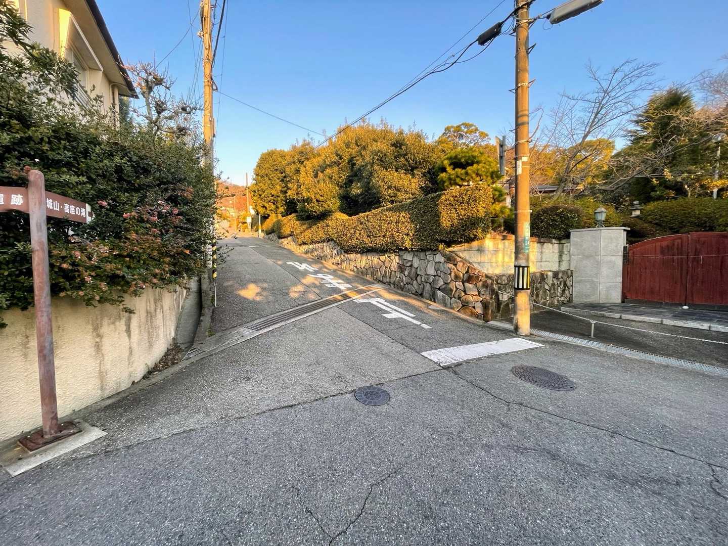住宅地🏘️を歩きますが、ちょうど通学時間帯だったので、周りから白い目で👀見られてました。