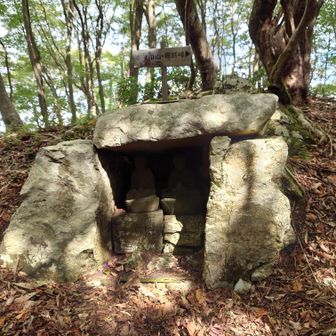 横尾峠とうちゃこ♪

横尾峠は、福井県おおい町名田庄・中野地区から京都府綾部市の福居地区へ抜ける峠である。福井県側は、昔の峠道を通ることは困難になっているが峠近くまで林道が上がっており、林道を使うと比較的簡単に峠に立つことが出来る。
一方、綾部側は、頭巾山への登山道として使われており、この区間は、頭巾山の登山道であり、道は整備されている。
参考
https://www.obamayamanokai.jp/%E8%8B%A5%E7%8B%AD%E3%81%AE%E5%B1%B1%E3%80%85/%E7%9C%8C%E5%A2%83%E7%A8%9C%E7%B7%9A/%EF%BD%88%E9%A0%AD