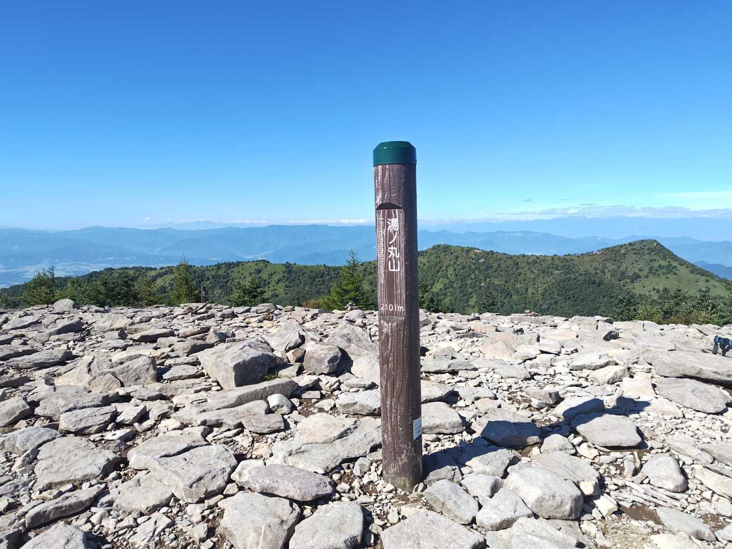湯ノ丸山山頂到着。遮るものがなく眺めがいい。
