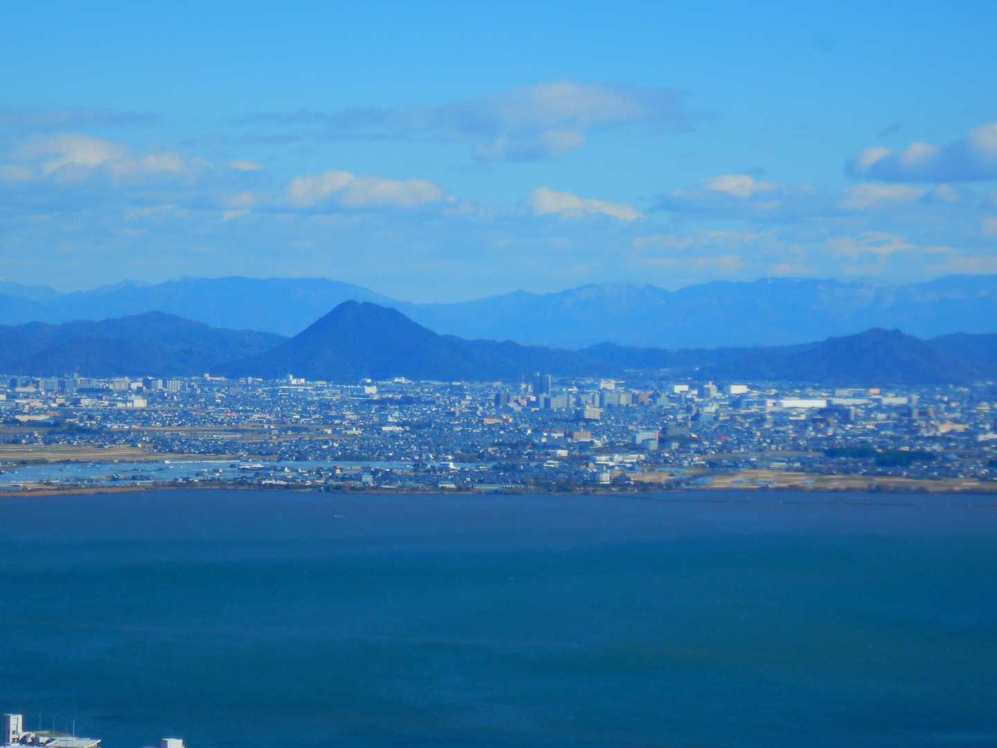 三上山が見えます
バックは鈴鹿山脈