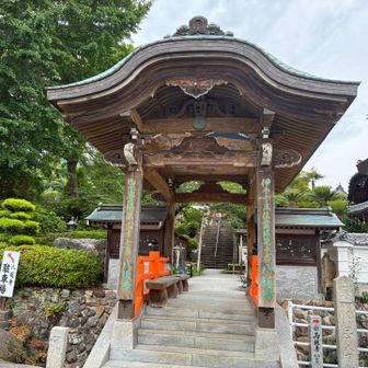 直ぐ近くの47番札所・八坂寺に到着です。参拝します。