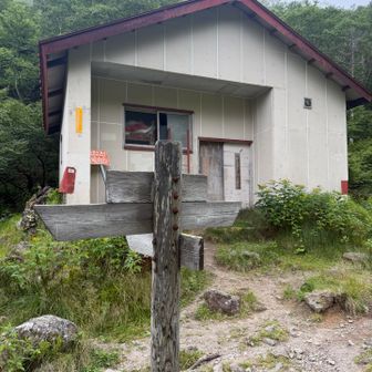 五色山からも見えた避難小屋に到着🛖