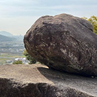 ここにも、
落ちそうで落ちないおむすび岩