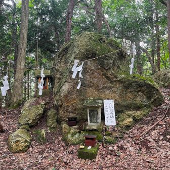 だいだら坊はこの下です(笑)
フェイク( ✧Д✧) ｶｯ!!
ならこのデカぃ岩は何なのだろう…笑
