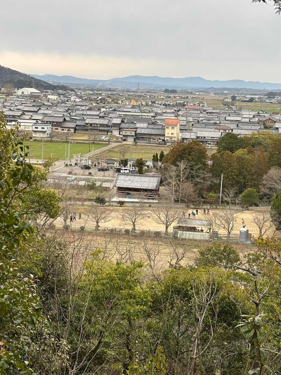 少し登ると、停めさせてもらった駐車場が見えます。