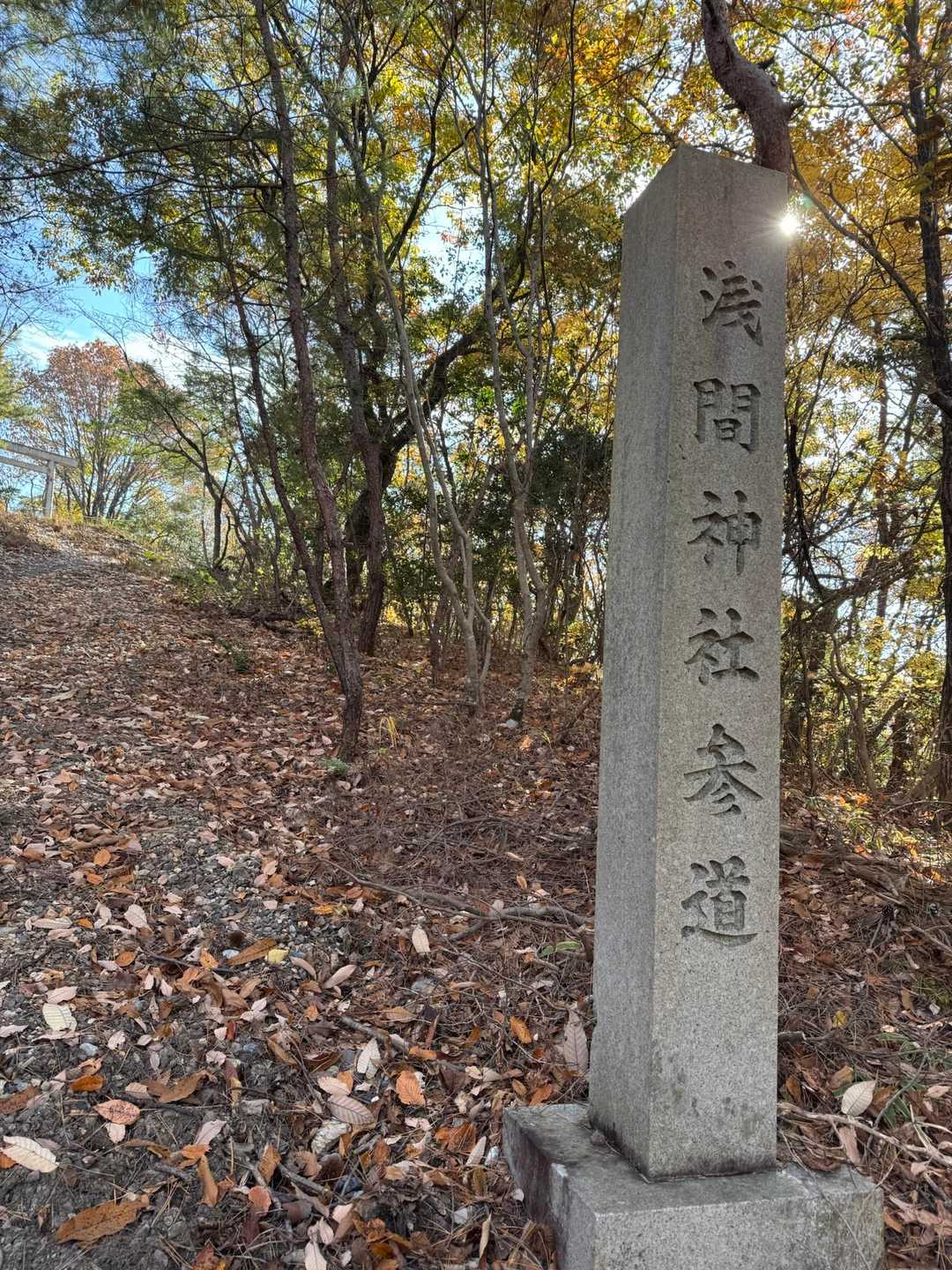 脇にある参道から