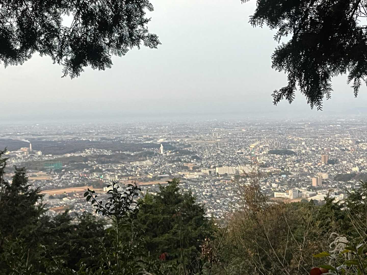 高良山へ向かう道中。
慈母観音像方面はすっかり明るい。