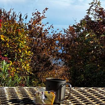 日本海を眺めながら、白鳥小屋でのコーヒータイム

Yamamidoさんからいただいたケーキの甘さが染みる〜