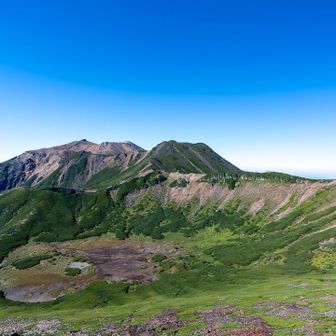 四ノ池のカルデラ越しに摩利支天山と剣ヶ峰