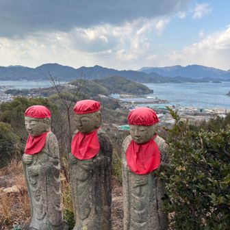 海に映えるお地蔵さま