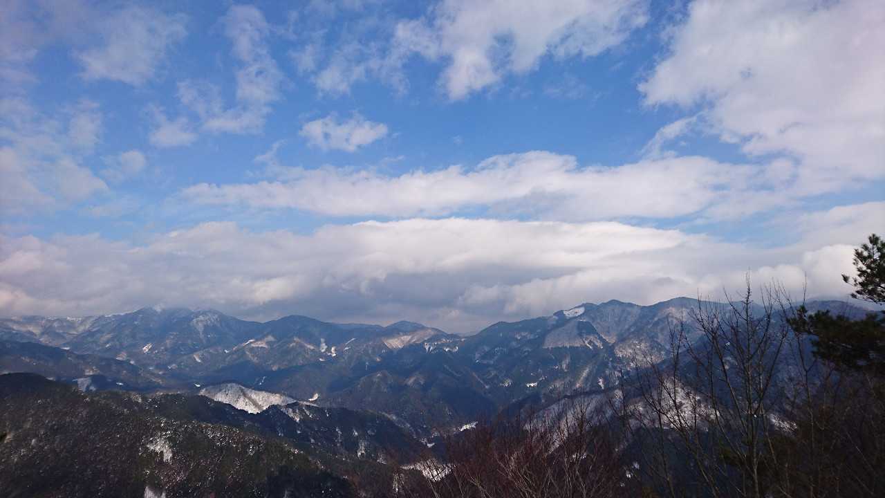 雲が晴れて植松山が微かに見えます