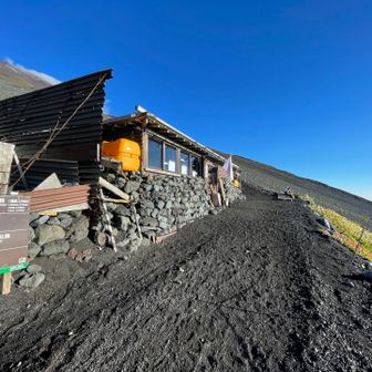 新6合目、半蔵坊。登山開始から初の山小屋。
つまり、スタートからここまでトイレないよ。
あ、スタート地点に大石茶屋があったか。