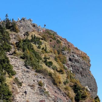「槍ヶ鞘」から見上げた「トーミの頭」は、天空へ向けて黒々とした岩肌を突きだしていた。