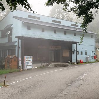 向かいの夜叉神ヒュッテ。
本当はここに泊まりたかったのですが、空室無しでした。