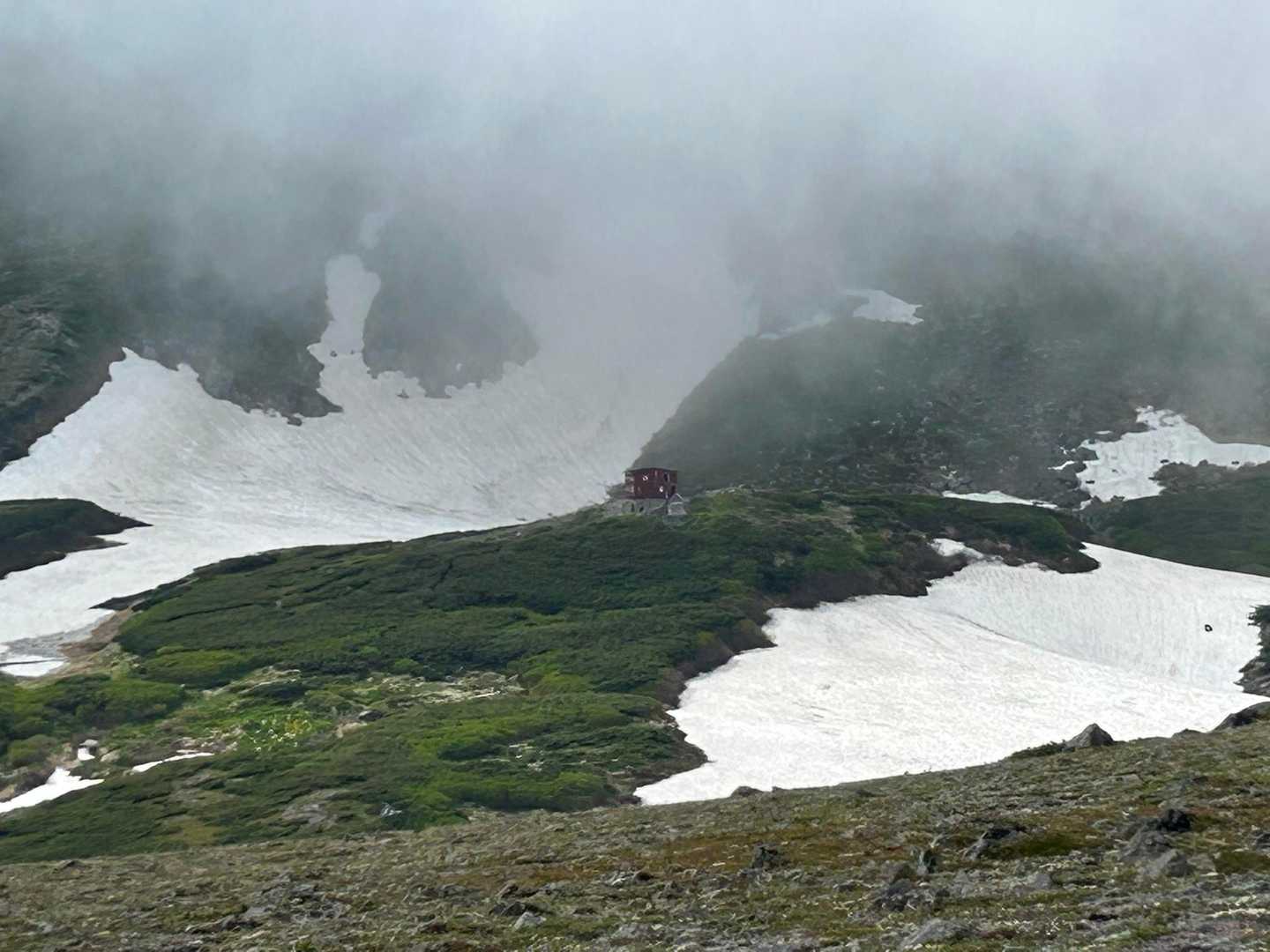 やっと本日の宿泊地、白雲岳避難小屋見えました。雲がかかってずっと見えなかったのでひと安心です。次はあそこを目指します。