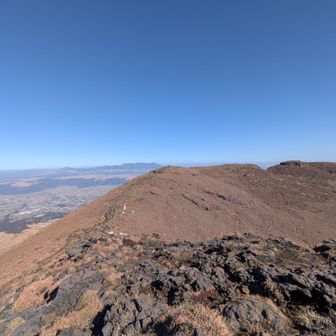 この稜線を歩いて行きます