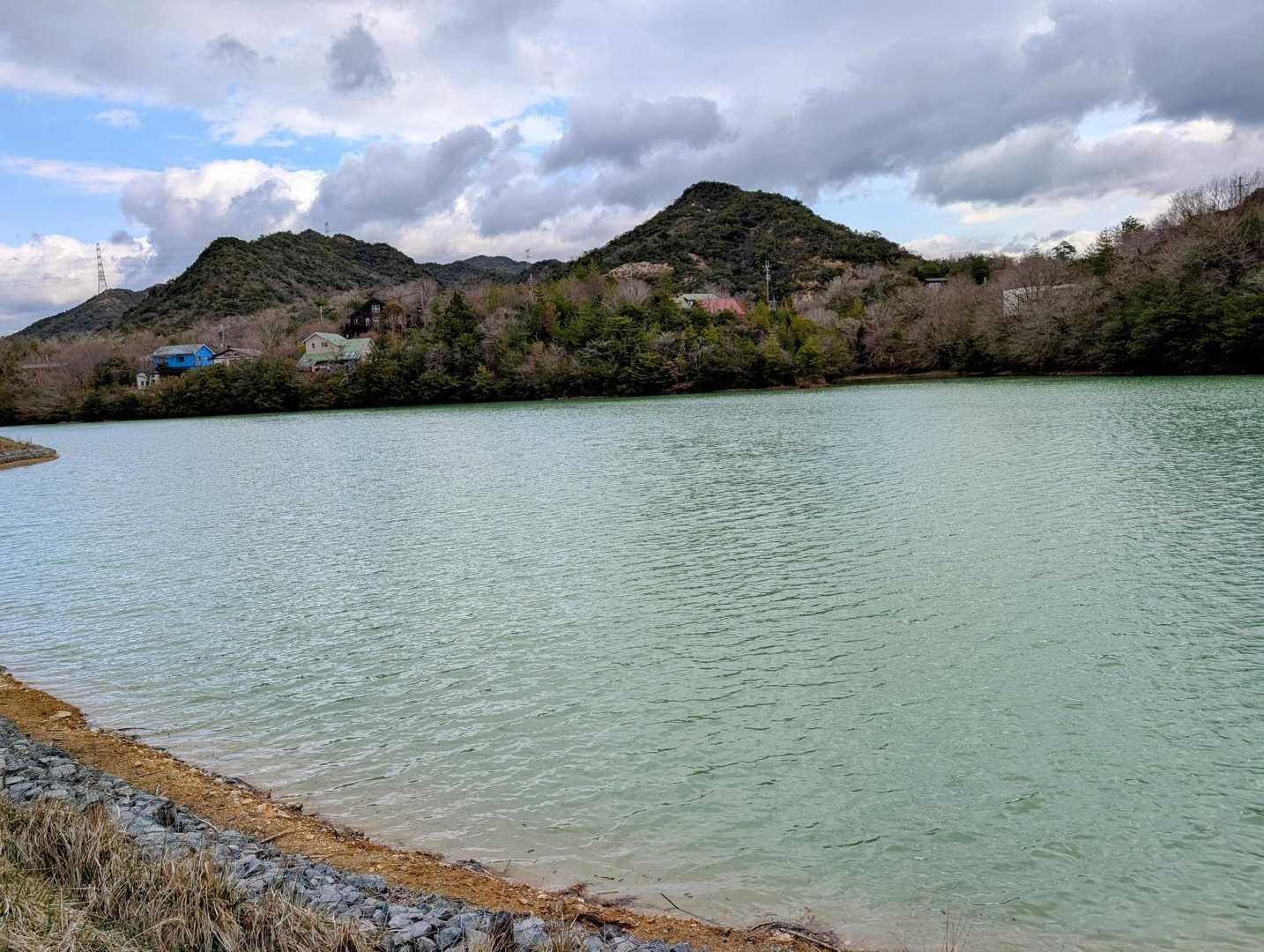 
三草山
山口登山口…
🙄上から読んでも下から…
ま、えっか。

とにかく三草山の🅿️はいつ来てもいっぱい
運良く何台か空きスペースあって
停めることができました🚙

でも三草山には向かわず北へ…

今日は昨年末に計画していた
「年明け愛宕さん初詣登山」ができずに😂
モヤモヤしてたれいﾁｬﾝとハラがポッコリなった怠惰な和さんと清く正しく美しく😶‍🌫️生きるﾜﾀｸｼの3人でいざ出発💨💨💨
