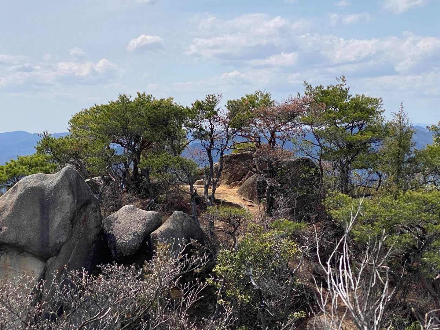 目の前にある庭園のような山頂がホンモノの堂山山頂‼︎
さぁ、あと少し💪