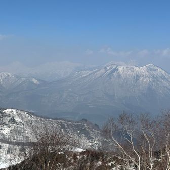 なんか向こうに見えてる気がする✨✨
(、、実は高妻山はもっとドカンと山頂から見えてた！と後からわかる笑😆)

追記　こちらのお山は北信五岳の黒姫山で向こうに微かに見えてるのが妙高山だったみたい🙌
