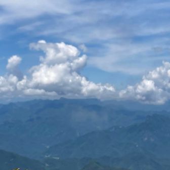 稲含山 山頂からの、荒船山