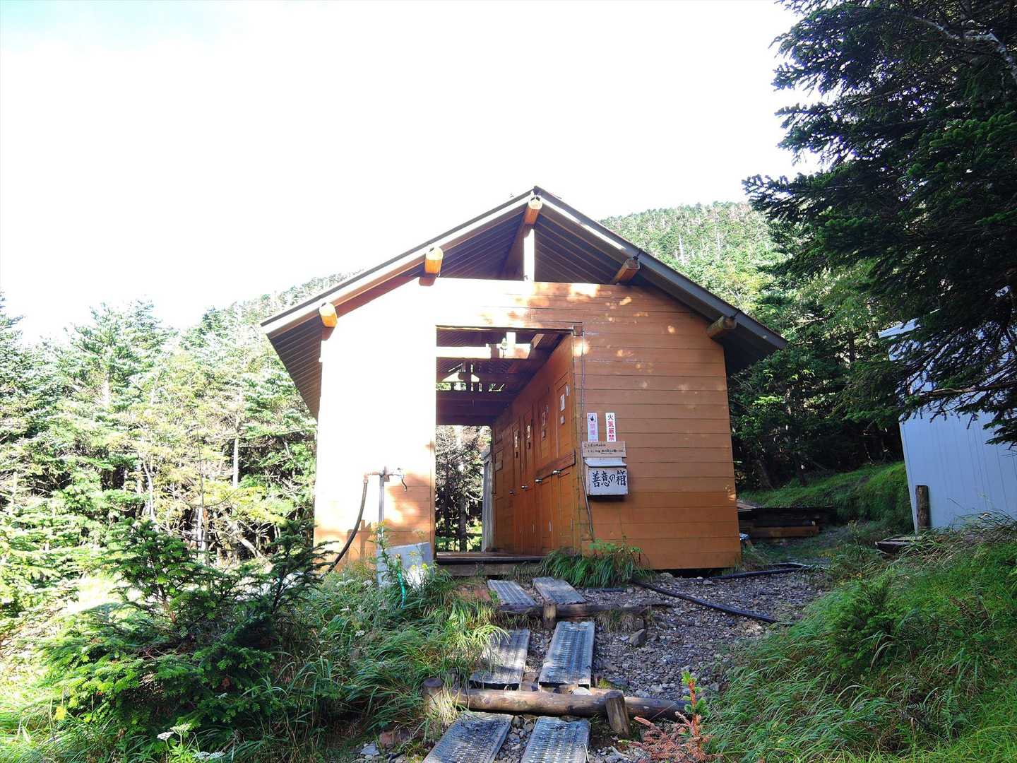 お手洗い。広くてきれいだけど、自分の経験上、小屋から一番遠いトイレでした。おかげさまで夜は星空散歩に。(ビニール備え付けで紙持ち帰り)