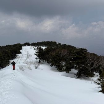 後ろを振り返る
今シーズンが雪山初めてという方なのですが中々に速い😲雪慣れしたらもっと速いだろうなぁと感じた