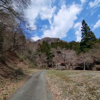 そろそろ登山口駐車場の小屋が観えるはずです✨️