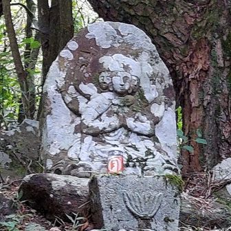 登山口の道を挟んだ反対側に馬頭観音様の像があった。手を合わせてから登山開始。