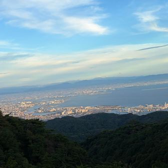 六甲山山頂から
六甲ガーデンテラスに移動の途中

いきなり
夕暮れに染まった
大阪湾✨✨✨

わーーーー‼️と
絶叫✨✨✨

