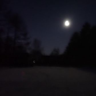 満月の赤岳山荘の駐車場をスタート
この時点では4～5台だった